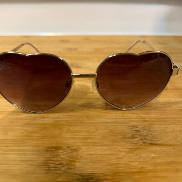 Retro Heart-Shaped Wire (Silver / Chrome) Frame Sunglasses - Picture 7 of 16
